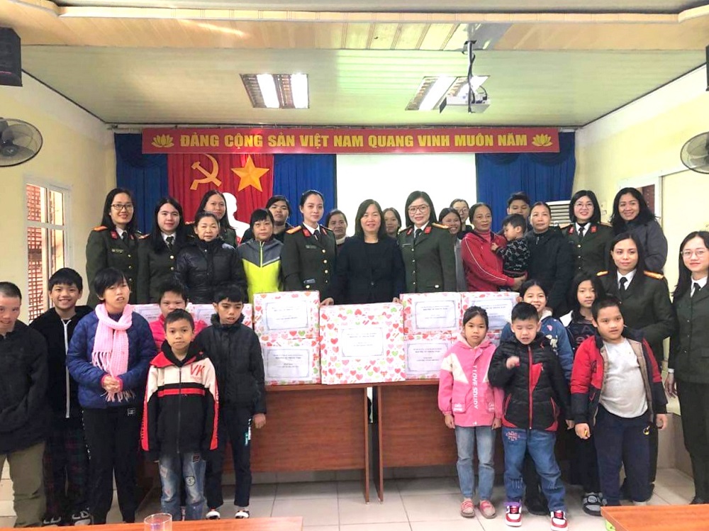 Hội phụ nữ Phòng An ninh chính trị nội bộ - CATP: Thăm, tặng quà các em nhỏ Làng nuôi dạy trẻ mồ côi Hoa Phượng